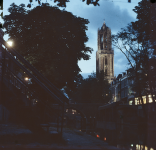 22124 Gezicht op de Oudegracht en de Domtoren te Utrecht vanuit het zuiden.